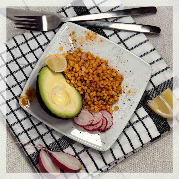Spicy red lentils with radish and avocado