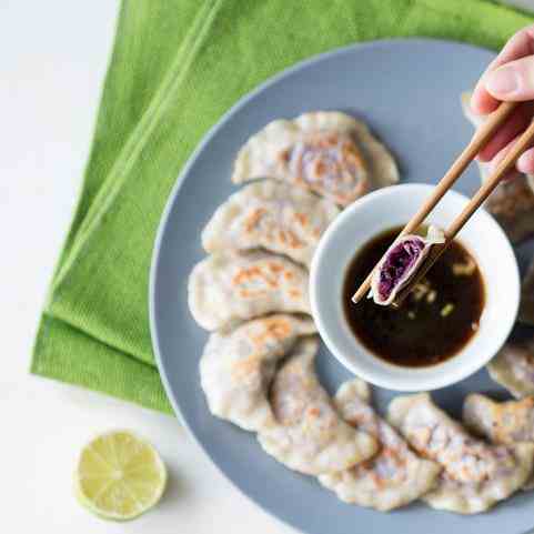 Asian-style cabbage dumplings with a dippi