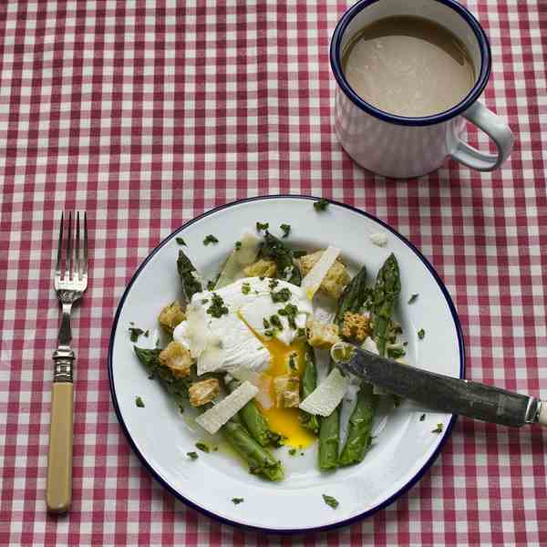 asparagus with poached egg and mint