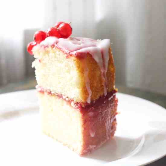 Lemon drip cake with raspberry curd