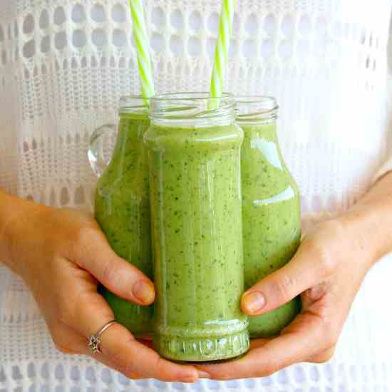 5 Minute Spinach Apple Green Smoothie