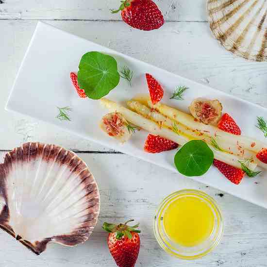 Scallops and asparagus strawberry salad