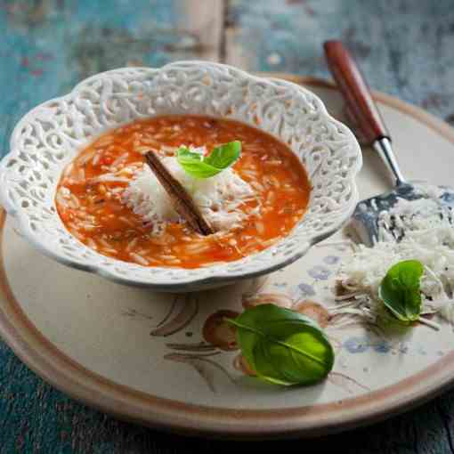 Barley-shaped pasta soup with tomato and c