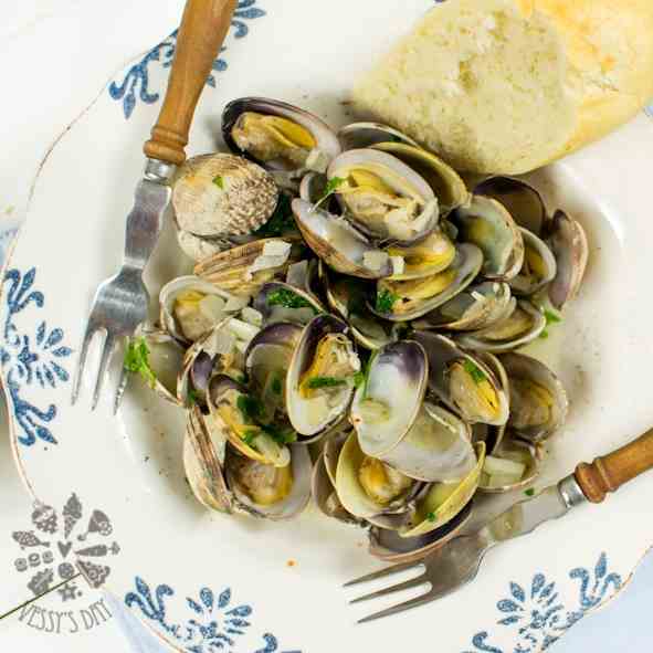 Steamed clams with white wine