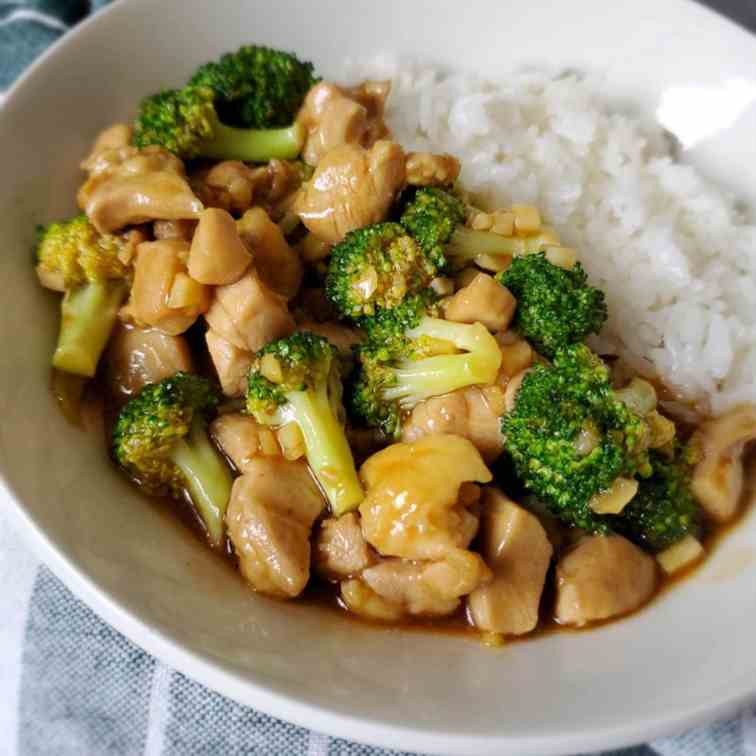 Chinese chicken and broccoli in sauce