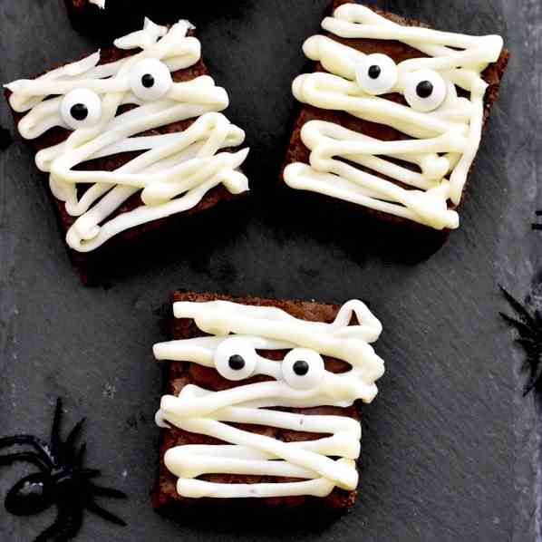 Easy Mummy Brownies - Halloween Desserts