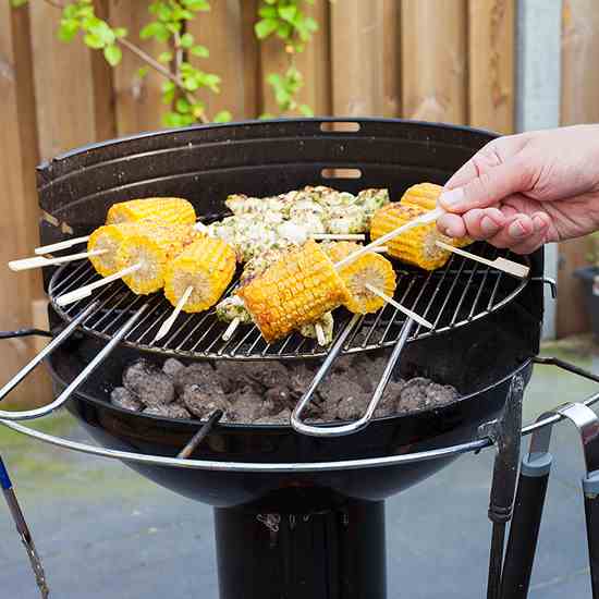 Barbecued corn on the cob with garlic butt