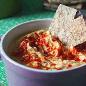 Hummus with rye crakers