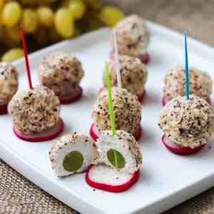 Goat cheese pralines with grapes