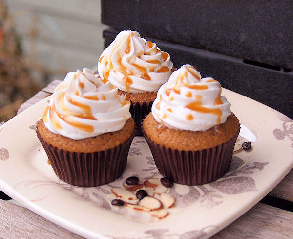 Rachel - tramplingrose - almond cupcakes