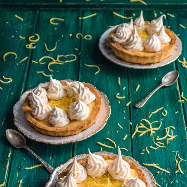 Lemon tartelettes with meringue