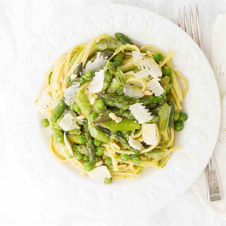 Pea and asparagus pasta with parmesan