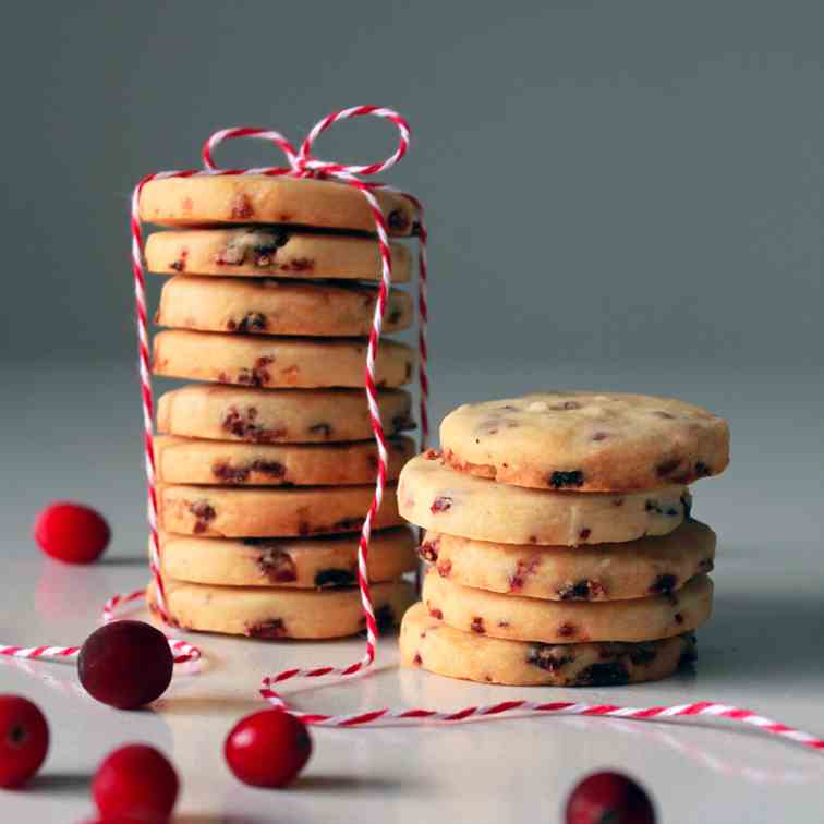 Dried cranberry shortbread cookie