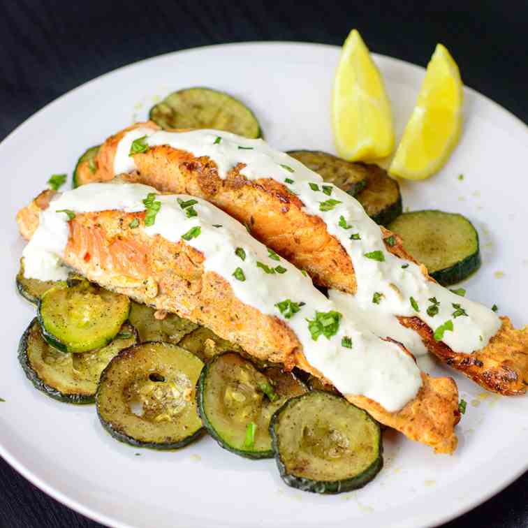 Pan-fried salmon with zucchini 