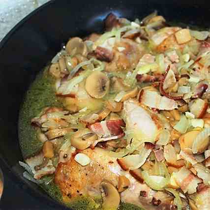 Chicken in sauce with mushrooms and bacon