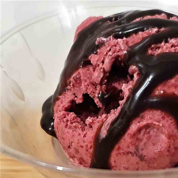 Roast cherry ice cream