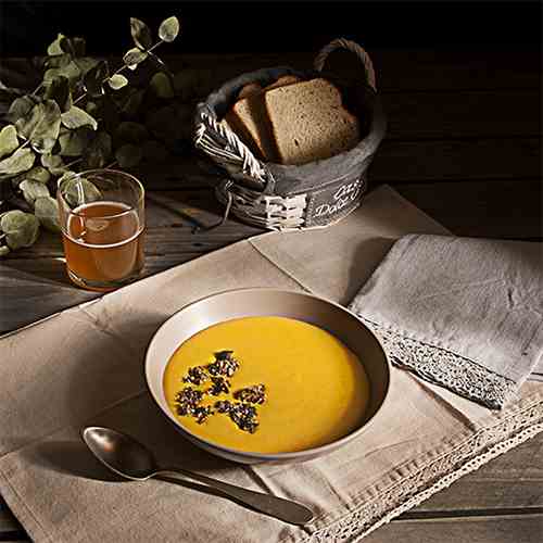 Pumpkin soup with ginger and granola