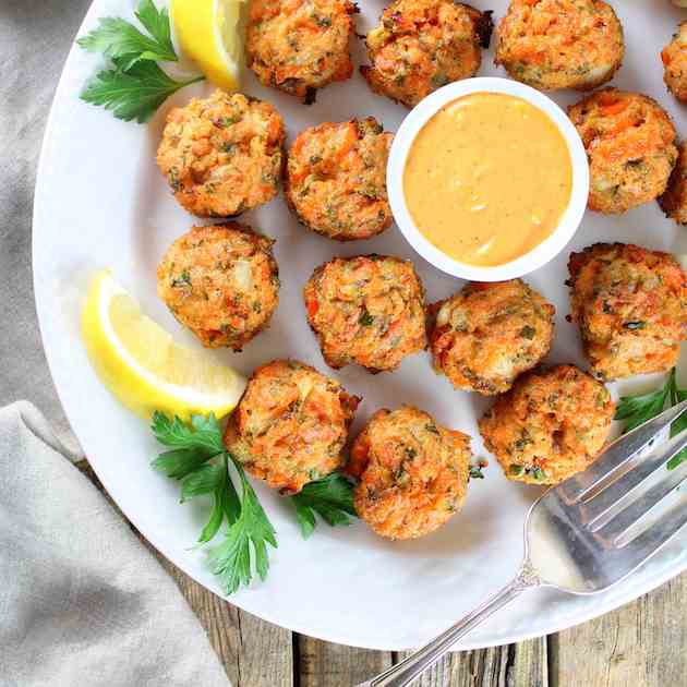 Mini Salmon Cakes w Sriracha Lemon Aioli