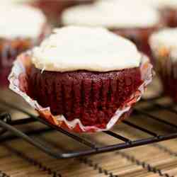 red velvet cupcake & cream cheese frosting