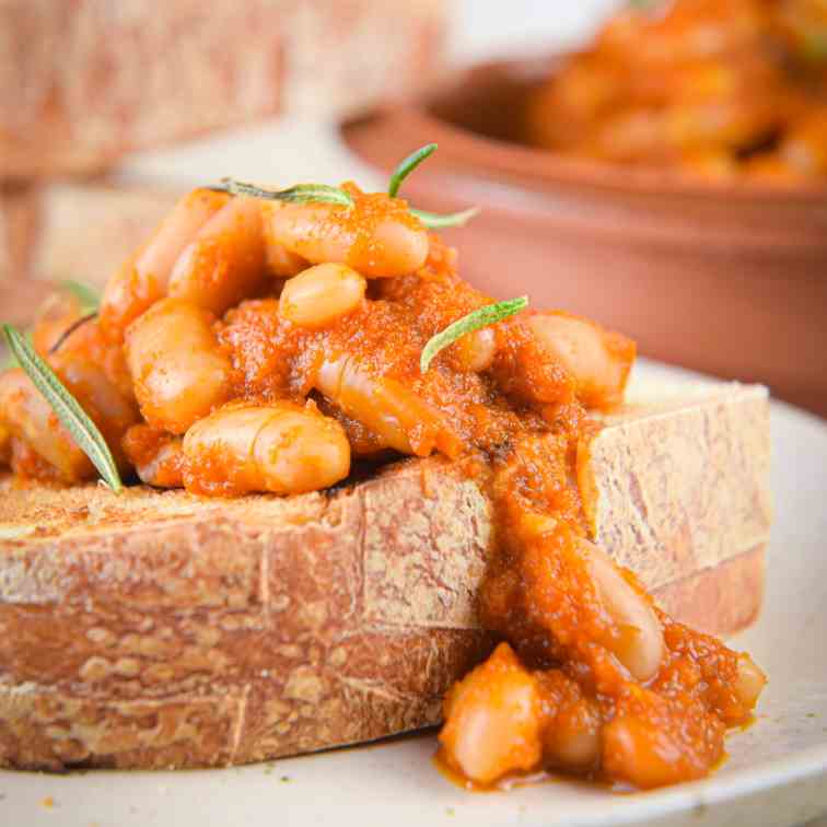 British-Style Beans in Tomato Sauce