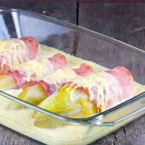 Chicory with ham and cheese sauce