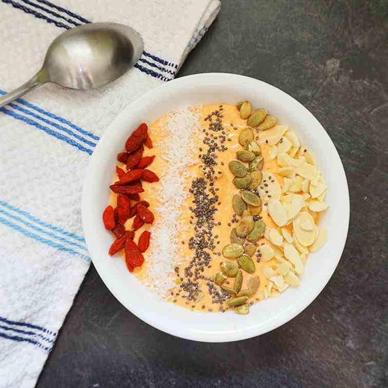 Carrot cake power smoothie bowl