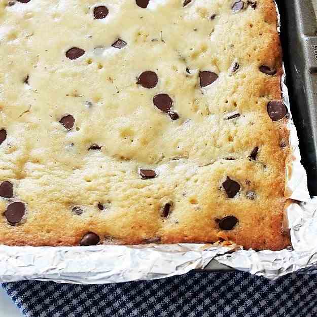 Gooey Chocolate Chip Shortbread Bars