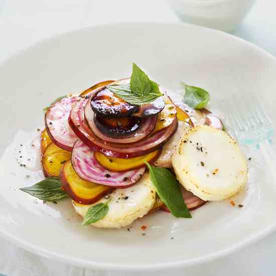 Raw beetroot & cheese salad