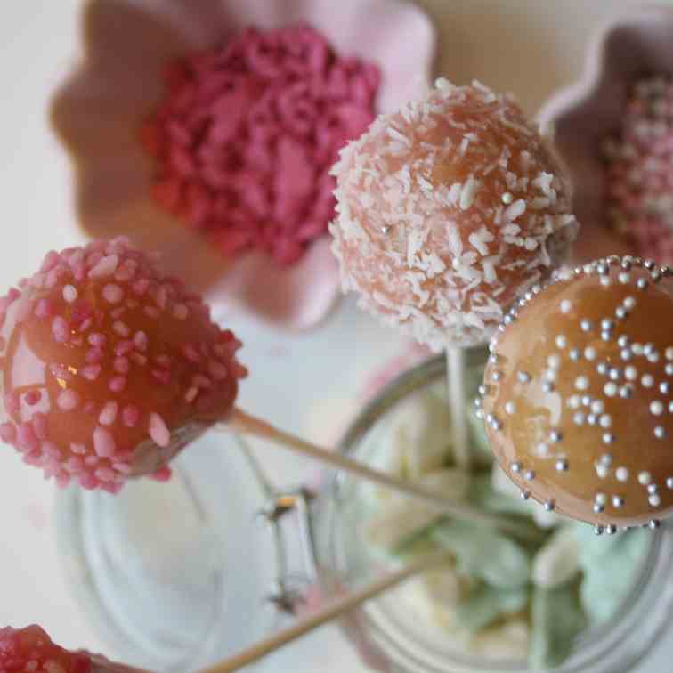 Vanilla cake pops with Ahlgrens Bilar