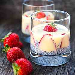 Strawberry and chia seeds pudding