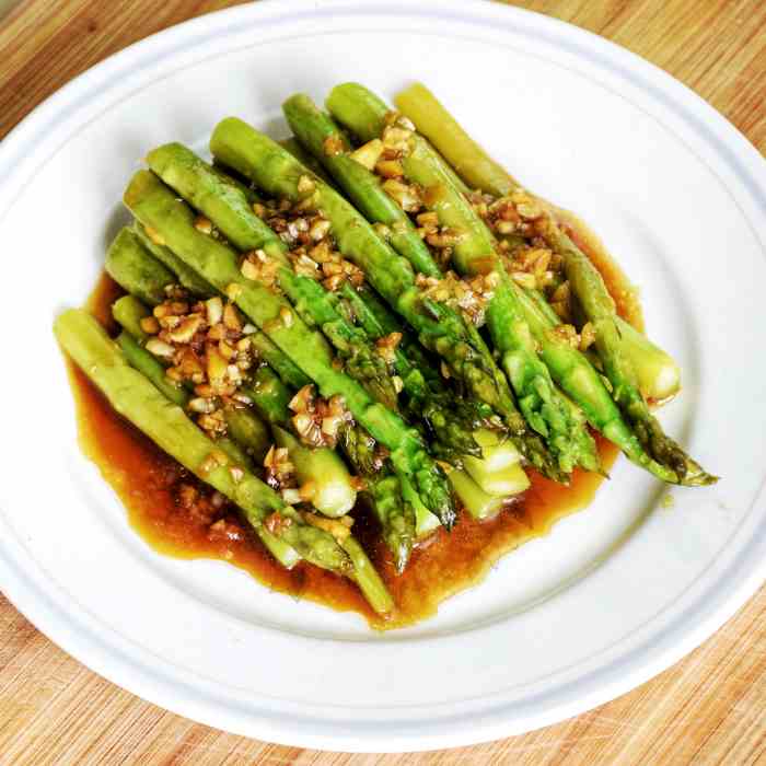 Sauteed asparagus with garlic