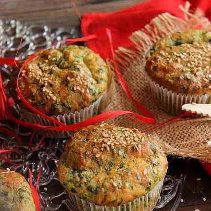 Muffins with spinach and parmesan