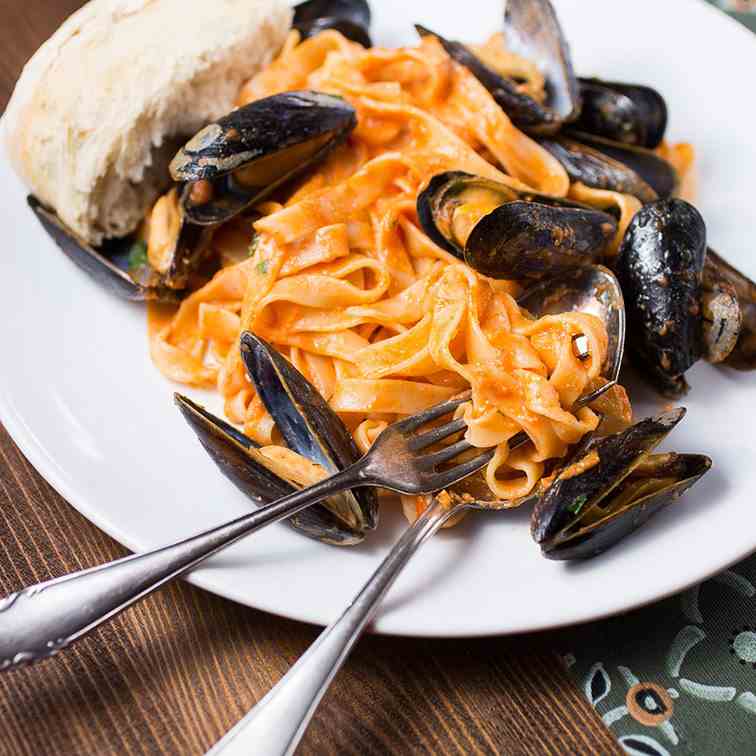 Tagliatelle with blue mussels