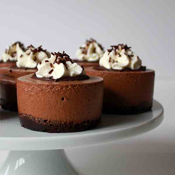 Eggless chocolate mousse cake