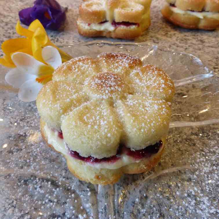 Spring-themed Mini Victoria Sponges