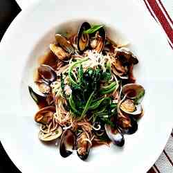 Sizzled clams with noodles