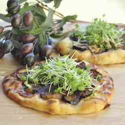 Homemade pizza with figs, Brie and honey 