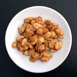 Sweet flavoured baked pumpkin seeds