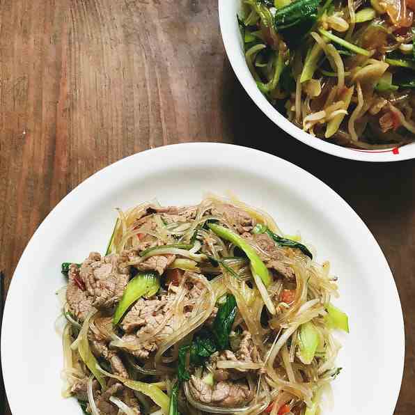 Asian stir-fried beef noodles