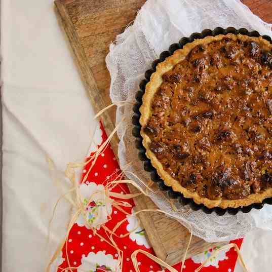 Nuts and caramel tart