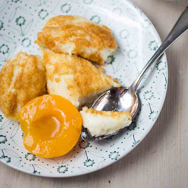 Semolina dumplings with peaches