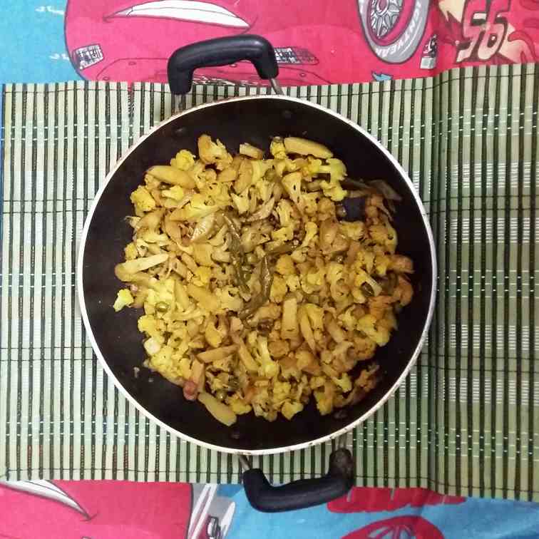 Cauliflower Potato fry - Phulkopi Aloo Bha