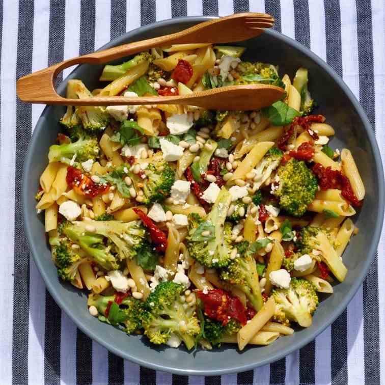Penne with Broccoli, Garlic and Tomatoes