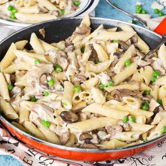 Cheesy Chicken and Mushroom Pasta 