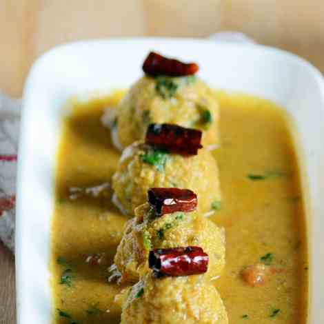 Lentil balls in coconut gravy