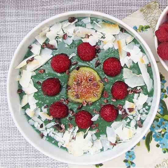 Delicious Spirulina Green Smoothie Bowl