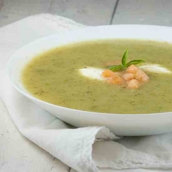 Easy zucchini soup with shrimps