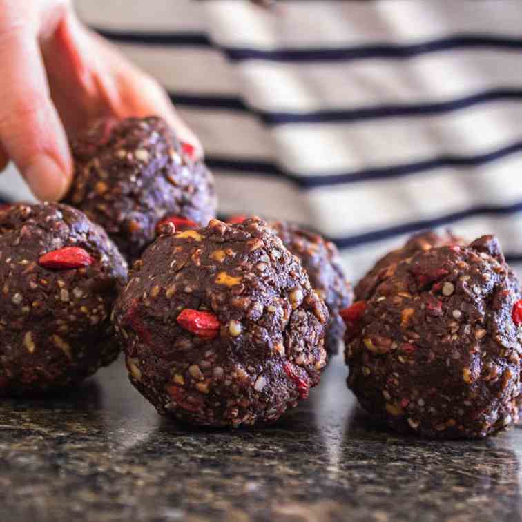 Hazelnut Cacao Goji Energy Balls (vegan - 