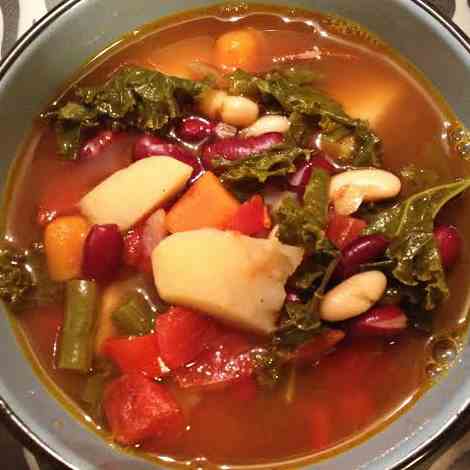 Hearty Kale and Kidney Bean Soup