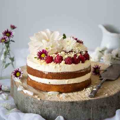 Berry cake with white chocolate